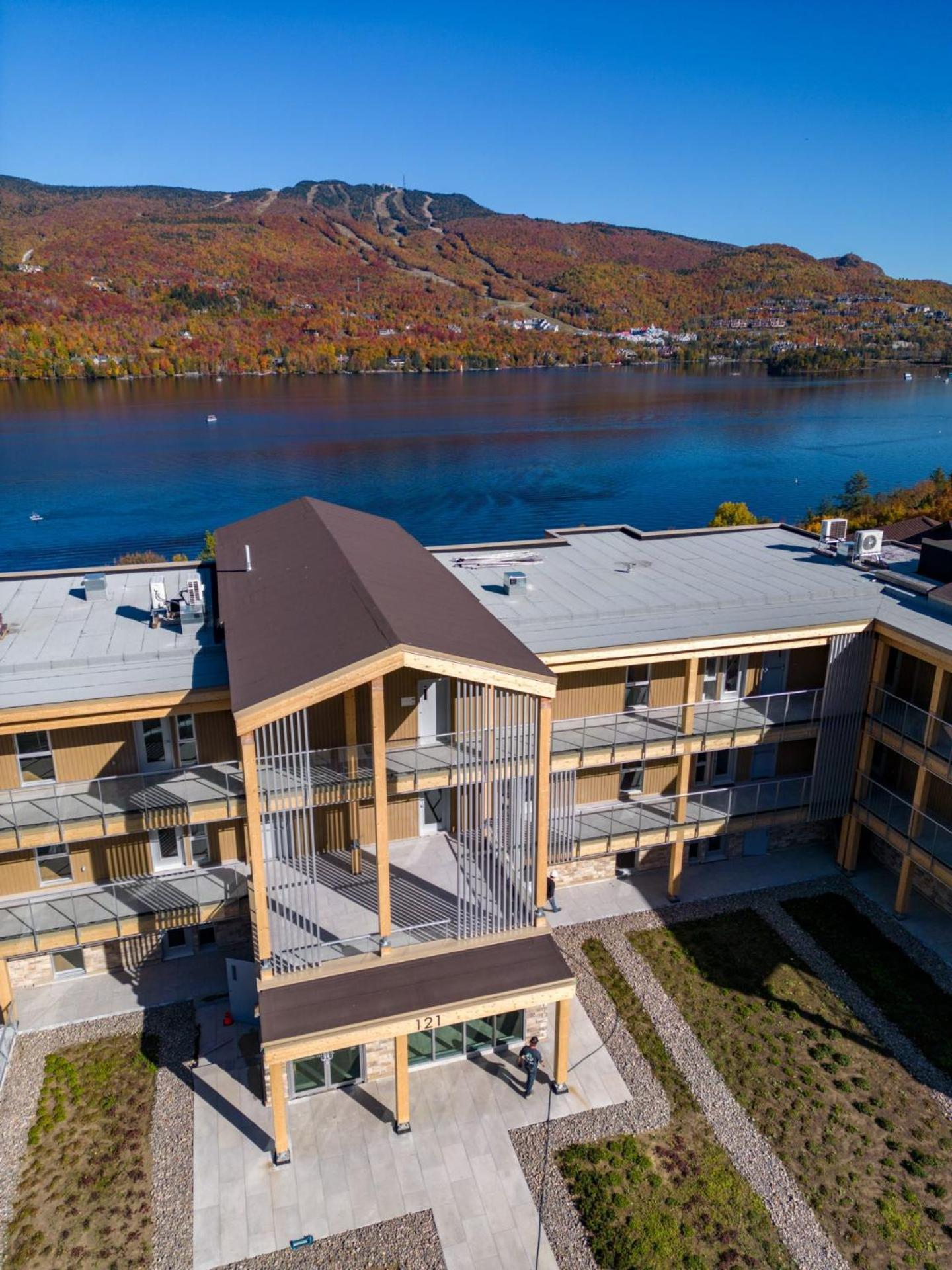 Serenity By The Slopes: Tremblant Waterfront Condo มงต์-ทร็องบล็องต์ ภายนอก รูปภาพ